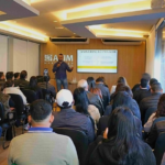 Acim explica como adequar a empresa com a nova NR1, que transforma a saúde mental e o bem-estar psicológico em obrigações legais. Multas altas. Entenda