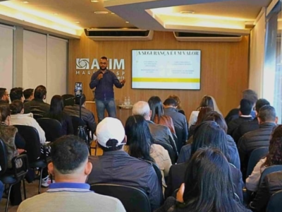 Acim explica como adequar a empresa com a nova NR1, que transforma a saúde mental e o bem-estar psicológico em obrigações legais. Multas altas. Entenda