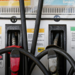 A preocupação dos fabricantes de veículos após autorização de Lula para aumentar percentual de álcool na gasolina; VEJA