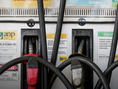 A preocupação dos fabricantes de veículos após autorização de Lula para aumentar percentual de álcool na gasolina; VEJA