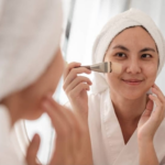 Sua base craquela? Dermatologista explica o que fazer antes da maquiagem quando a pele está desidratada, irregular ou com perda de colágeno