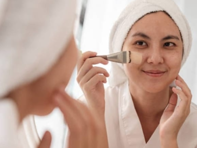 Sua base craquela? Dermatologista explica o que fazer antes da maquiagem quando a pele está desidratada, irregular ou com perda de colágeno