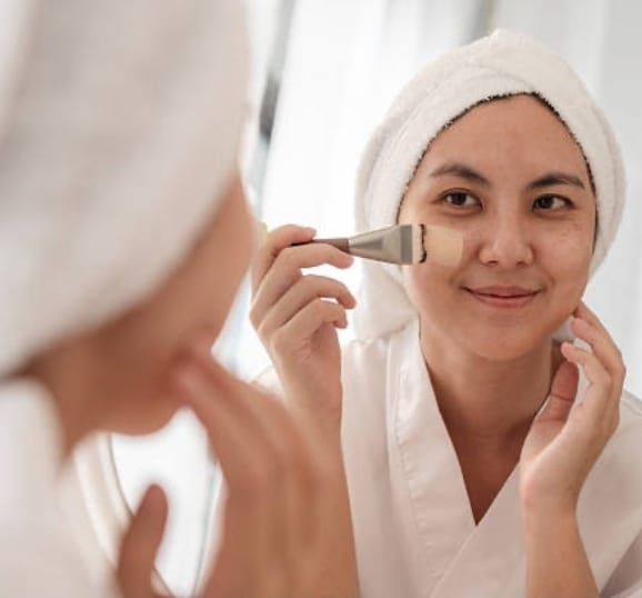 No momento, você está visualizando Sua base craquela? Dermatologista explica o que fazer antes da maquiagem quando a pele está desidratada, irregular ou com perda de colágeno