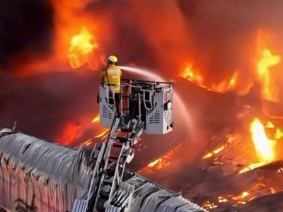 Incêndio de grandes proporções atinge fábrica da Colcci em SC; VEJA MOMENTO