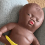 Boneca negra é alvo de violência para desestressar na China