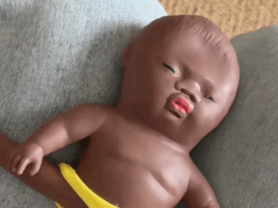 Boneca negra é alvo de violência para desestressar na China