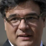 Ex-agente da CIA afirma que agência pode acessar microfones e câmeras de dispositivos remotamente, VEJA