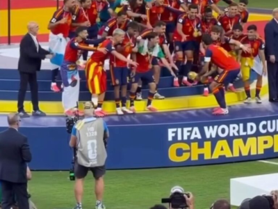 POLÊMICA: Durante comemoração de vitória da Espanha na Copa do Mundo atitude da seleção Argentina gera reação no mundo todo; VEJA VÍDEO