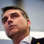 “Não me rebaixo para tirano”, diz Flávio após proibição de visitar Bolsonaro, VEJA