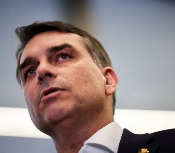 No momento, você está visualizando “Não me rebaixo para tirano”, diz Flávio após proibição de visitar Bolsonaro, VEJA