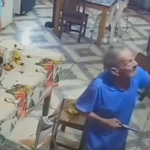 DEU RUIM: Idoso de 74 anos reage ao perceber criminosos invadirem sua residência e bota indivíduos para correr ‘debaixo de bala’; VEJA VÍDEO