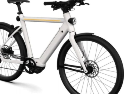 Volkswagen lança bicicleta elétrica com câmera traseira e capacete que detecta acidentes