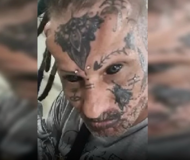 No momento, você está visualizando Veja como era o rosto do tatuador morto em tribunal do crime antes das tatuagens; FOTO IMPRESSIONA