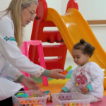 Pedagogia Hospitalar no HBU: aprendizado, afeto e acolhimento durante a internação infantil. São momentos de cuidado, afeto e aprendizado contínuo