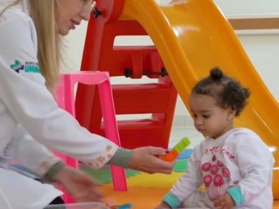 Pedagogia Hospitalar no HBU: aprendizado, afeto e acolhimento durante a internação infantil. São momentos de cuidado, afeto e aprendizado contínuo