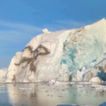 Enorme iceberg se solta bem no momento em que turistas passaram perto e imagens são de tirar o fôlego; VEJA VÍDEO