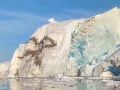 Enorme iceberg se solta bem no momento em que turistas passaram perto e imagens são de tirar o fôlego; VEJA VÍDEO