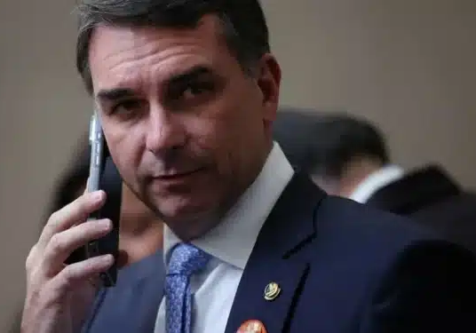 No momento, você está visualizando Entorno de Flávio diz que “sistema” está com artilharia contra ele