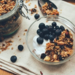 Café da manhã rico em proteína e fibra ajuda a emagrecer, indica pesquisa publicada no British Journal of Nutrition. Elas estimulam hormônios ligados à redução da fome. Entenda
