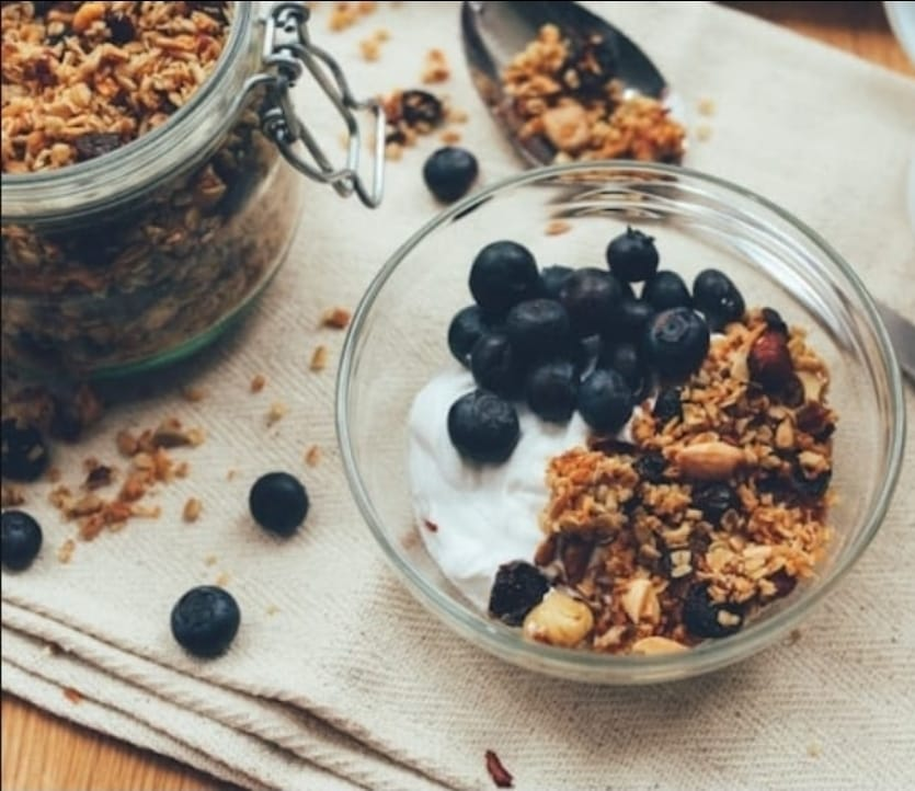 No momento, você está visualizando Café da manhã rico em proteína e fibra ajuda a emagrecer, indica pesquisa publicada no British Journal of Nutrition. Elas estimulam hormônios ligados à redução da fome. Entenda