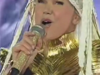 Apresentação de Xuxa rende enxurrada de comentários nas redes após detalhe peculiar no figurino; VEJA VÍDEO