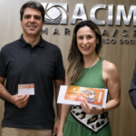 Consumidora recebe prêmio sorteado pela Associação Comercial. Viagem para Porto Seguro, na Bahia, com direito a acompanhante e tudo pago