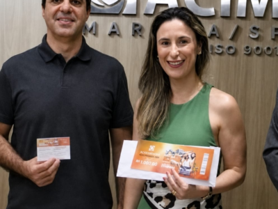 Consumidora recebe prêmio sorteado pela Associação Comercial. Viagem para Porto Seguro, na Bahia, com direito a acompanhante e tudo pago