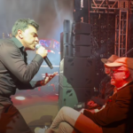 Zezé Camargo canta um de seus grandes sucessos, se aproxima de Moacyr Franco no palco e cantor tem reação inesperada; veja o momento