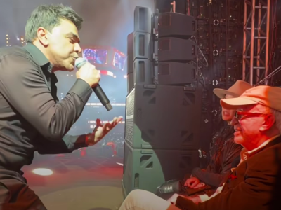 Zezé Camargo canta um de seus grandes sucessos, se aproxima de Moacyr Franco no palco e cantor tem reação inesperada; veja o momento