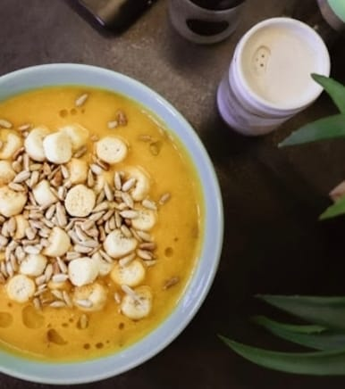 No momento, você está visualizando O que comer para dormir bem? Como seus hábitos alimentares afetam o sono. Ingerir cápsulas com bactérias benéficas reduziu em 13,9% os sintomas de insônia crônica com apenas um mês de tratamento contínuo. Entenda