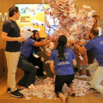 Consumidora de Vera Cruz ganha viagem para Foz do Iguaçu, da Acim, dentro da campanha “Compre em Marília e fique de malas prontas!”. Veja ganhadora