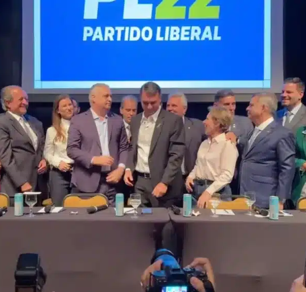 No momento, você está visualizando URGENTE: Flávio Bolsonaro anuncia Alfredo Gaspar como candidato a vice-presidente na chapa do PL