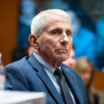 Veja aqui como Dr. Fauci, principal conselheiro do ex-presidente Biden (EUA), mentiu sobre as vacinas para COVID-19. Estados vão processá-lo, apesar do perdão preventivo por crimes federais de 2014 ao início de 2025. Ou seja, Biden também devia saber