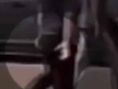 Mulher é salva após fazer sinal internacional de socorro enquanto estava com o ex, VEJA VÍDEO