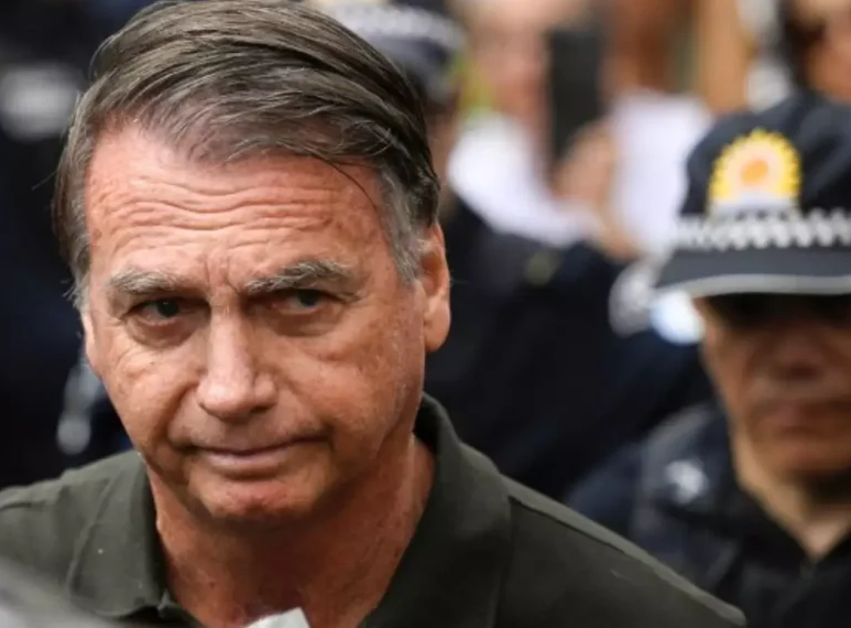 No momento, você está visualizando Bolsonaro pede aval de Moraes para receber filhos no Dia dos Pais