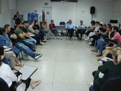 Reunião destaca experiência do paciente da UTI Geral da Santa Casa de Marília. Encontro faz parte das ações de humanizacão e contínuo aprimoramento. Entenda