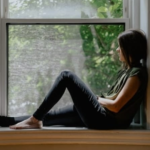 Entenda o hikikimori, fenômeno de isolamento social entre jovens. Condição envolve fatores psicológicos, sociais e comportamentais, com impacto crescente na saúde mental
