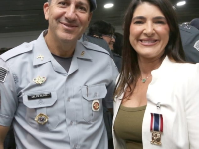 Superintendente do HBU, Márcia Mesquita Serva Reis, recebe Medalha do Cinquentenário do 9º BPM/I. Honraria concedida pela PM reconhece personalidades que contribuem com a corporação e prestam relevantes serviços à população de Marília e região