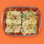 Macarrão Preguiçoso é receita prática preparada diretamente no forno. Prato leva molho de tomate, ervilha, presunto e queijo e fica pronto em poucos minutos. Veja