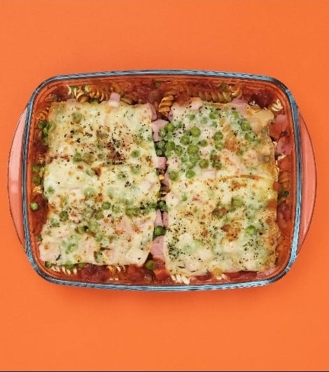 No momento, você está visualizando Macarrão Preguiçoso é receita prática preparada diretamente no forno. Prato leva molho de tomate, ervilha, presunto e queijo e fica pronto em poucos minutos. Veja