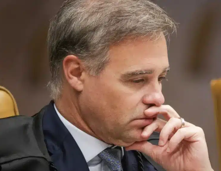 No momento, você está visualizando Chefe da PF entra de férias em meio a tensão com André Mendonça