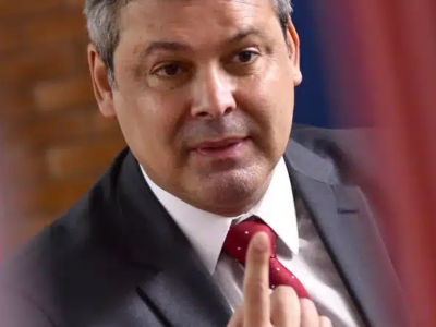 Dino manda Lindbergh prestar esclarecimentos sobre recursos para o MST