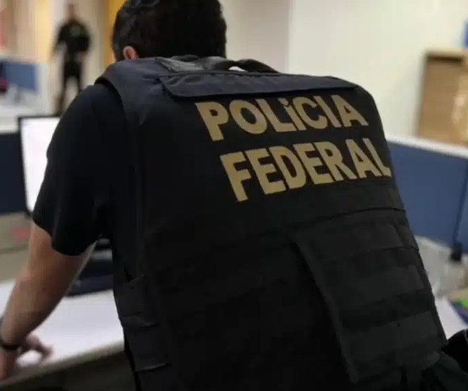 No momento, você está visualizando Mensagens no WhatsApp ajudam PF a identificar fonte de jornalista crítico de Dino, VEJA