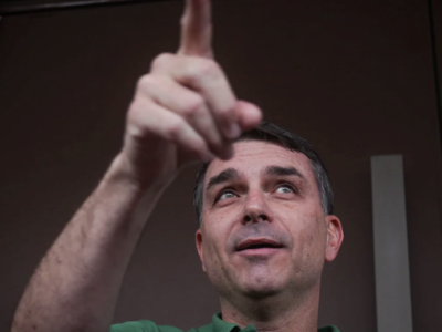 Flávio Bolsonaro promete subsídio para idosos de baixa renda em seu plano de governo; ENTENDA