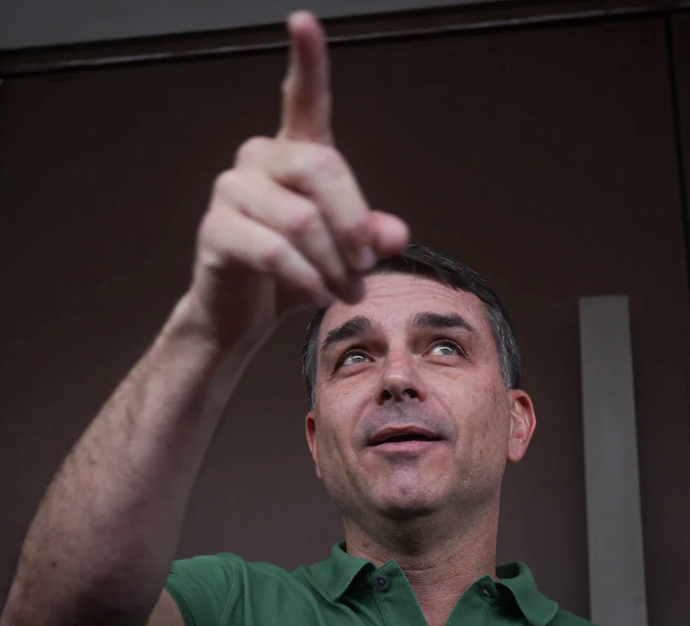 No momento, você está visualizando Flávio Bolsonaro promete subsídio para idosos de baixa renda em seu plano de governo; ENTENDA