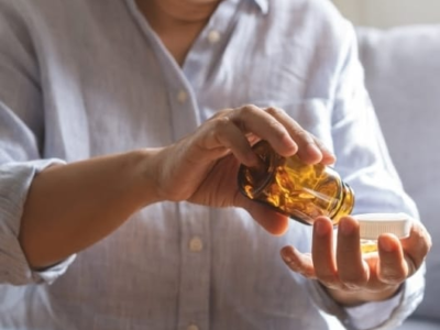 Idosos podem estar consumindo menos B12 do que deveriam. Estudo aponta aponta que níveis considerados normais podem esconder riscos neurológicos graves
