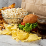 Alerta! Compulsão alimentar está ligada a ultraprocessados, indica estudo americano. São cerca de 70% dos alimentos consumidos durante episódios de compulsão, que podem virar um transtorno