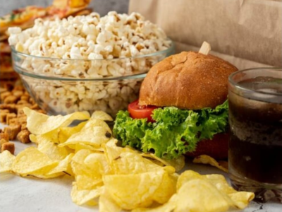 Alerta! Compulsão alimentar está ligada a ultraprocessados, indica estudo americano. São cerca de 70% dos alimentos consumidos durante episódios de compulsão, que podem virar um transtorno