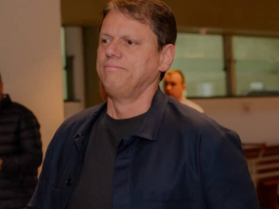 Tarcísio deve vencer já no primeiro turno, indica Paraná pesquisas