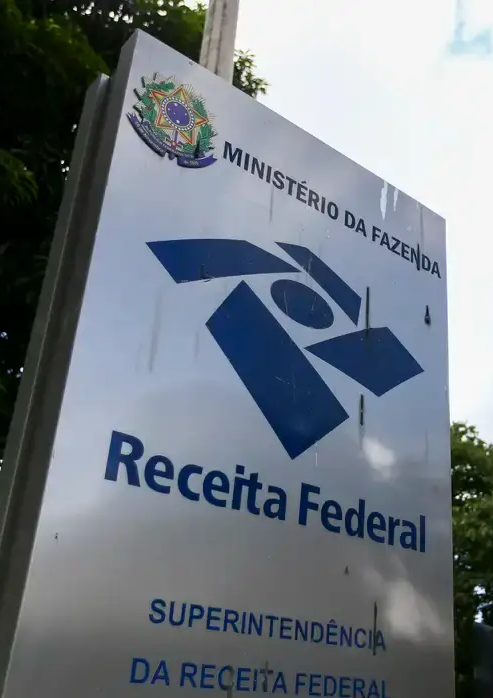 No momento, você está visualizando Número de brasileiros que formalizam saída fiscal do país dispara 80% e ampliam atenção da Receita